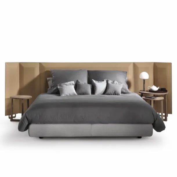 Letto con testiera Eden Plus rivestita in cuoio con pannelli laterali di Flexform