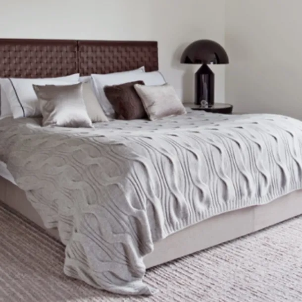 Letto con testiera realizzata con pannelli in cuoio intrecciato Cestone di Flexform