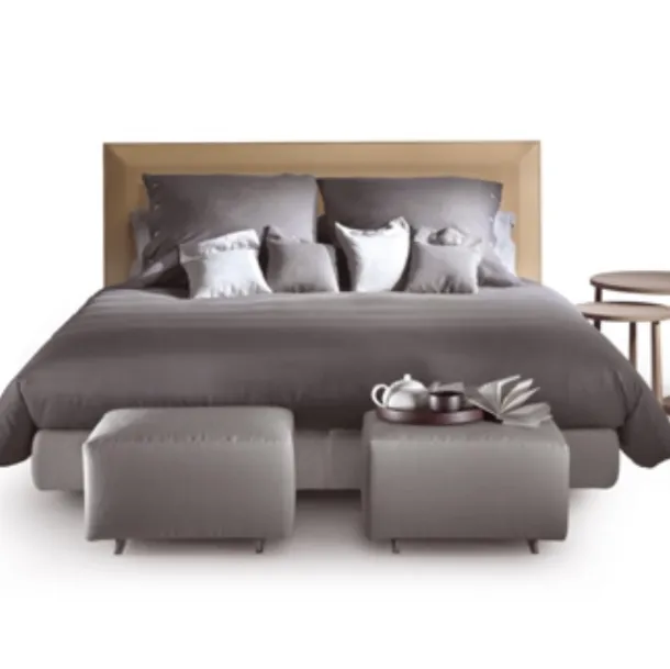 Letto matrimoniale con testiera in legno rivestita in cuoio Eden di Flexform