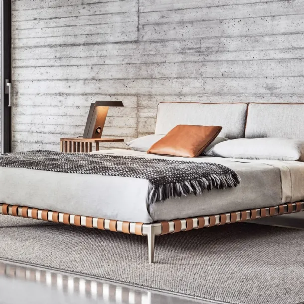 Letto con testiera in tessuto e piedi in alluminio Gregory di Flexform