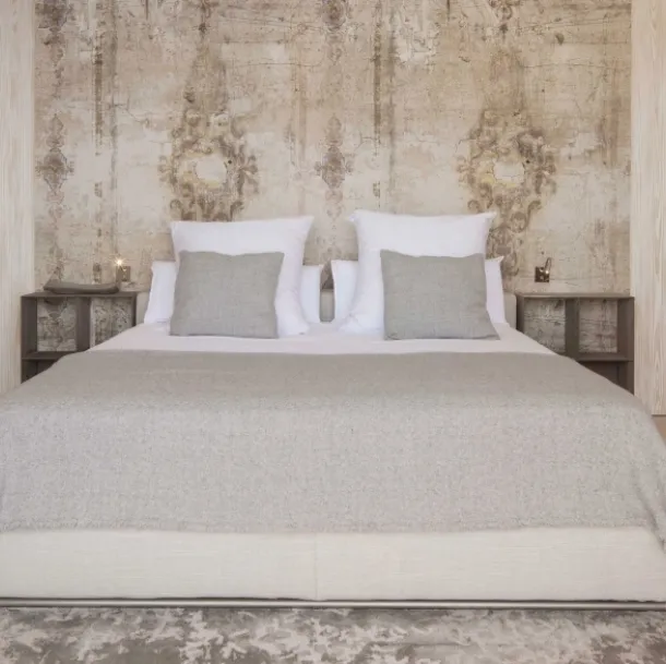 Letto matrimoniale in tessuto imbottito con box contenitore Groundpiece Slim di Flexform