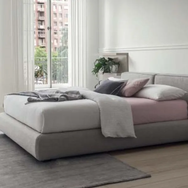 Letto con contenitore in tessuto imbottito con testiera Free di Morassutti