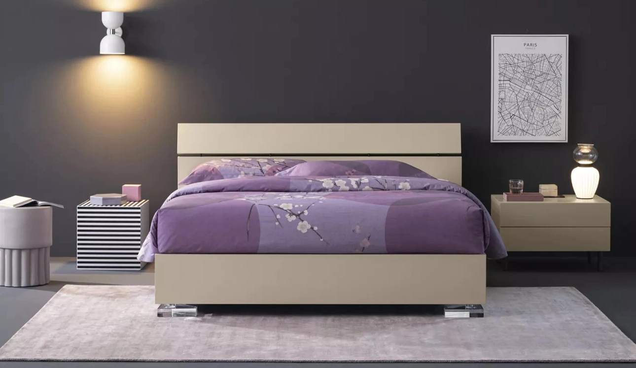 Letto in legno laccato con testiera e contenitore Vanquish di Oggioni