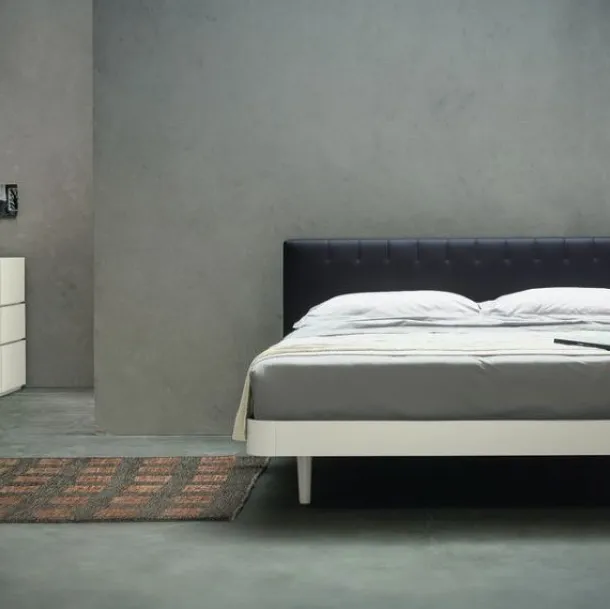 Letto matrimoniale imbottito con testiera trapuntata e giroletto e piedini in legno laccato avorio opaco Simply Cuciture di Morassutti