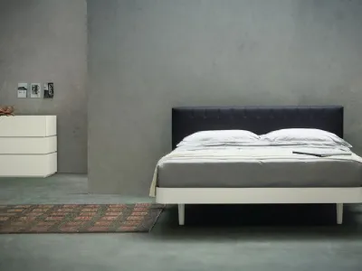 Letto matrimoniale imbottito con testiera trapuntata e giroletto e piedini in legno laccato avorio opaco Simply Cuciture di Morassutti