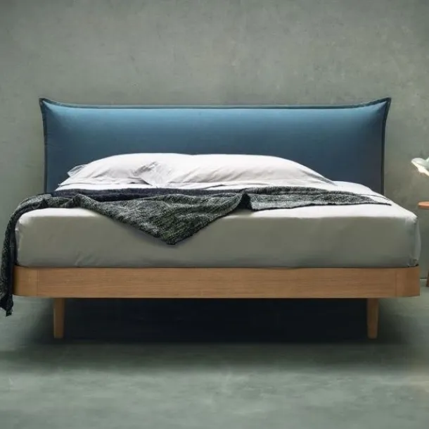 Letto in legno di Rovere con testiera imbottita rivestita in tessuto Tender di Morassutti