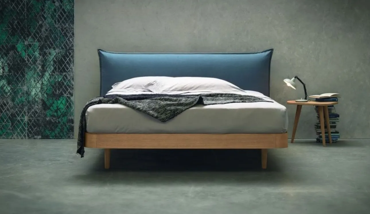 Letto in legno di Rovere con testiera imbottita rivestita in tessuto Tender di Morassutti