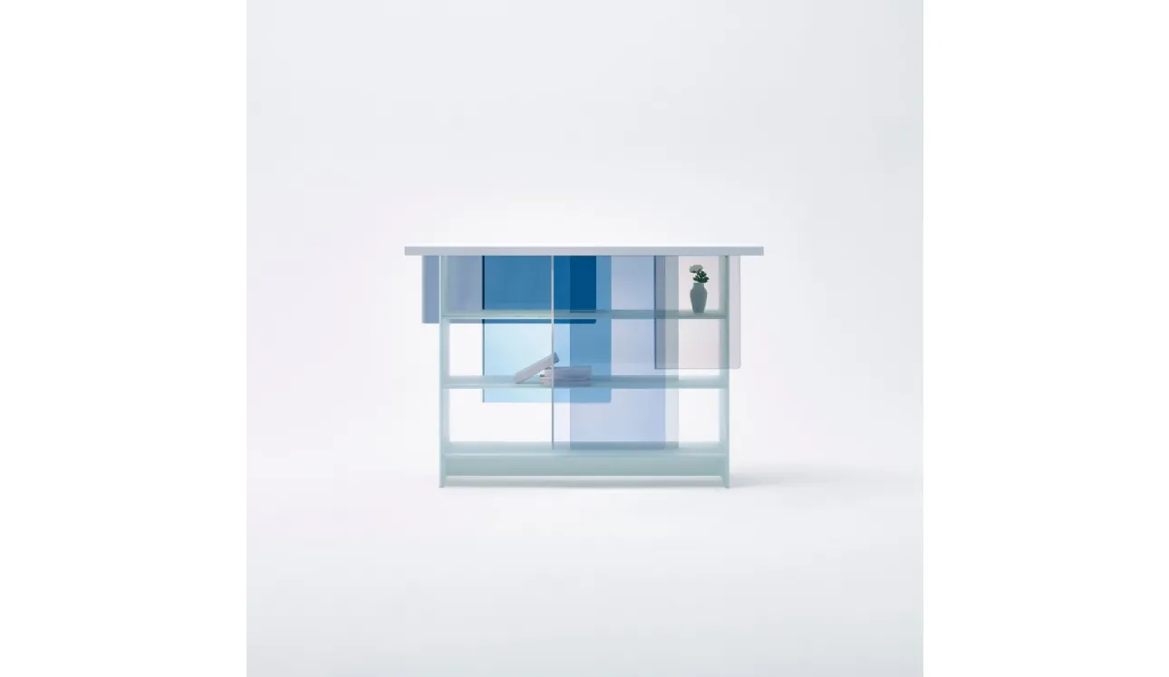 Libreria Layers in cristallo extrachiaro opaco bianco con ripiani schermati parzialmente da ante scorrevoli in vetro colorato azzurro, grigio e viola di Glas Italia