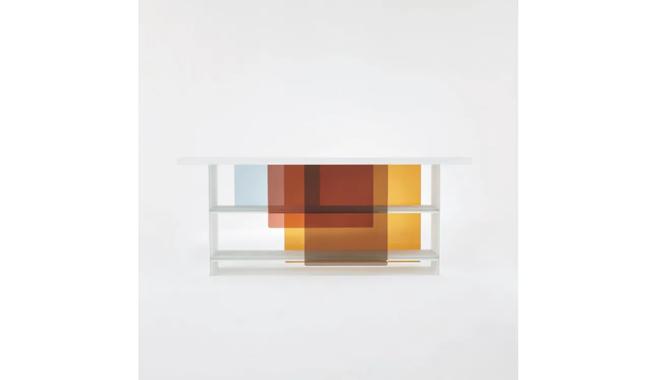 Libreria Layers in cristallo extrachiaro opaco bianco con ripiani schermati parzialmente da ante scorrevoli in vetro colorato arancio, rosso e marrone di Glas Italia