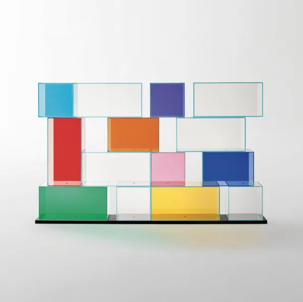 Libreria divisoria bifacciale Quantum in cristallo extralight e cristallo colorato con base in legno di Rovere laccato Nero di Glas Italia