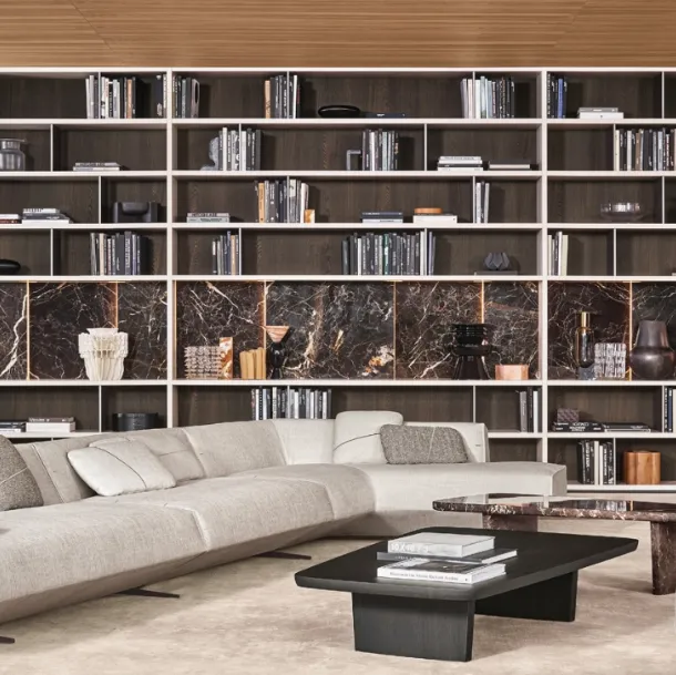 Libreria Wall System 03 in laccato opaco con schienale in rovere e gres porcellanato effetto marmo di Poliform