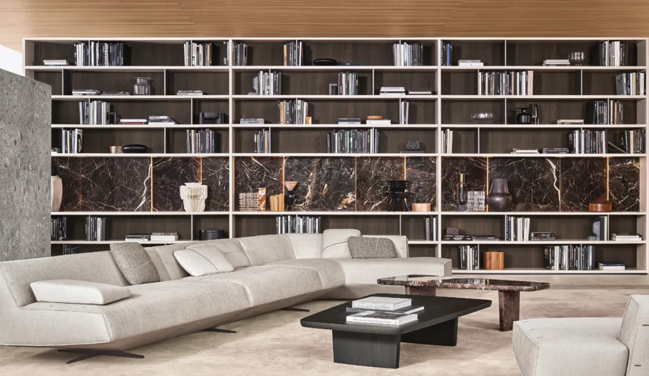 Libreria Wall System 03 in laccato opaco con schienale in rovere e gres porcellanato effetto marmo di Poliform