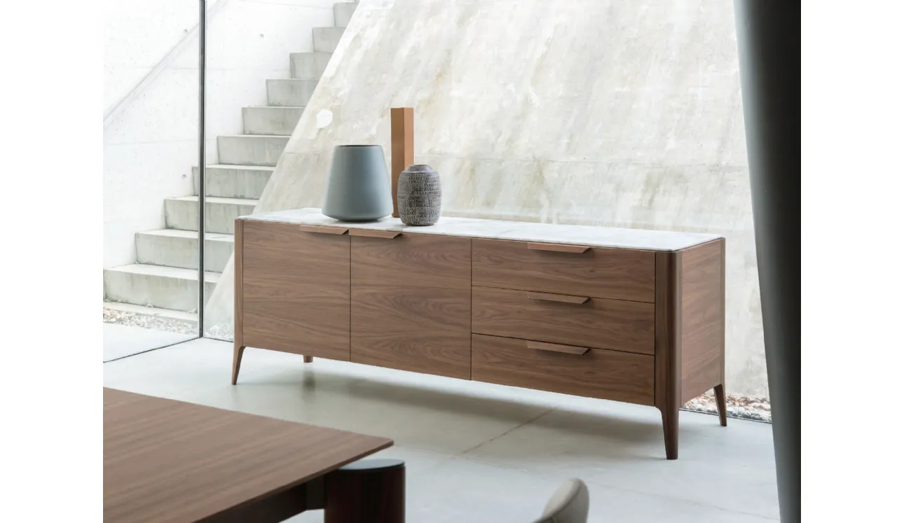 Credenza in noce canaletta con piano in marmo Atlante 03 di Porada