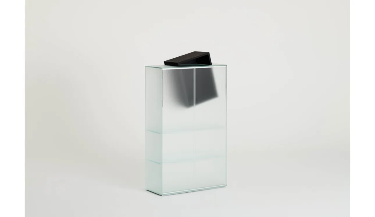 Madia Alta con ante scorrevoli in cristallo acidato con vano porta oggetti in Rovere Nero Drift di Glas Italia