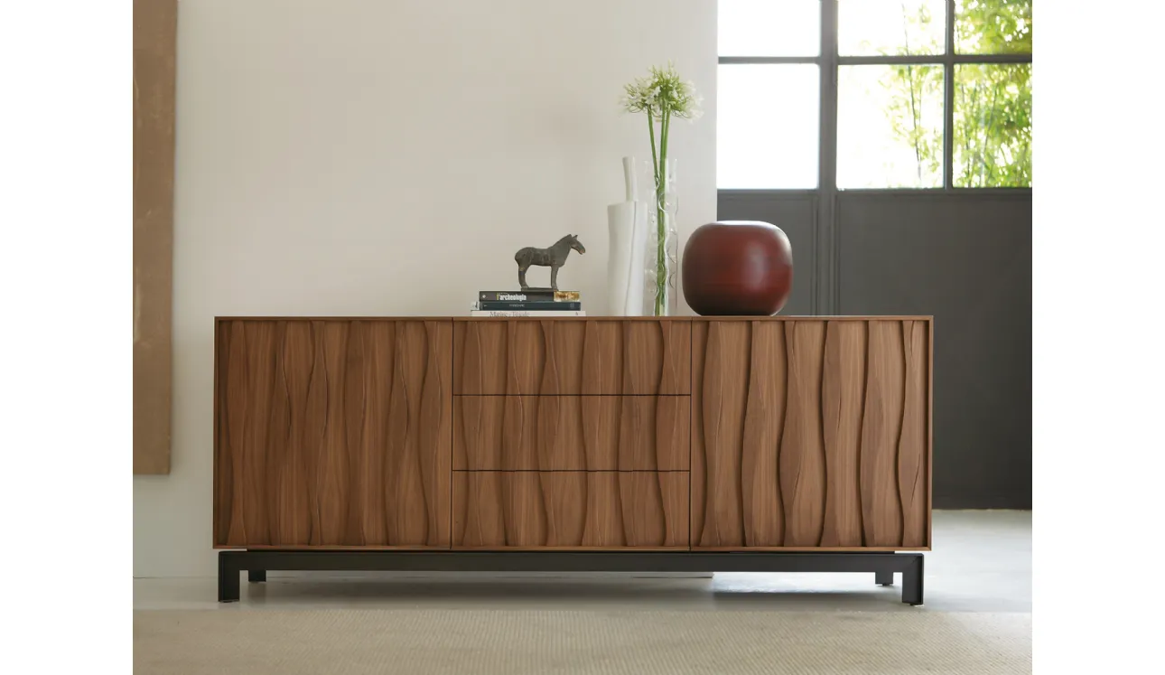 Credenza in legno massello con decorazione frontale e base in metallo Masai di Porada