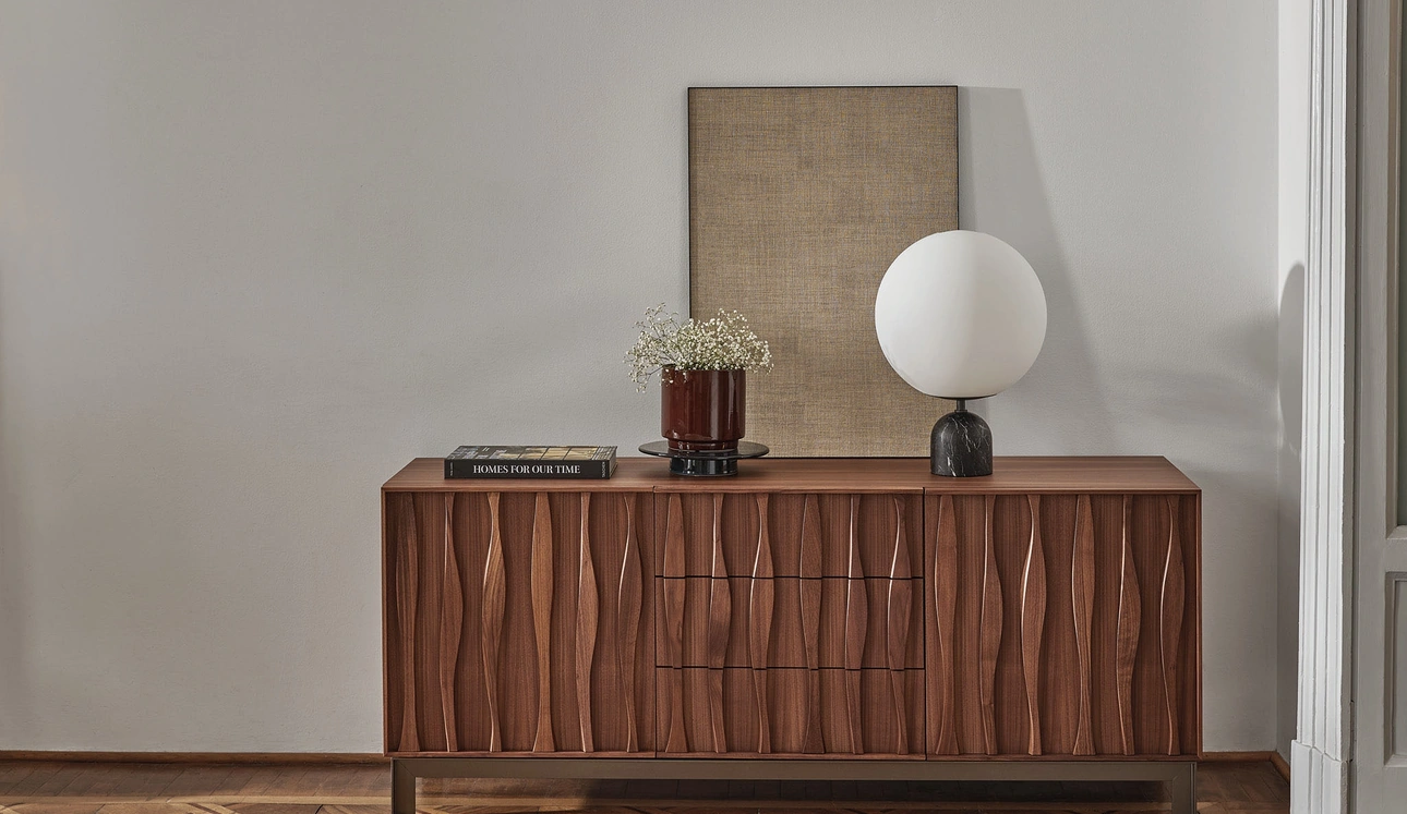 Credenza in legno massello con decorazione frontale e base in metallo Masai di Porada