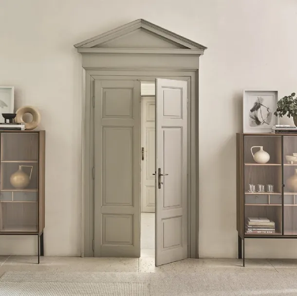 Madia Alta in legno con ante in vetro e base in metallo Matics 2 door di Porada