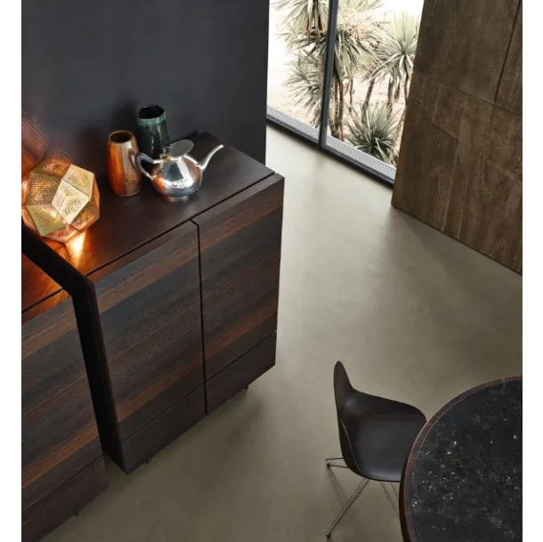 Madia Pandora Alta in rovere con piedini in nickel di Poliform