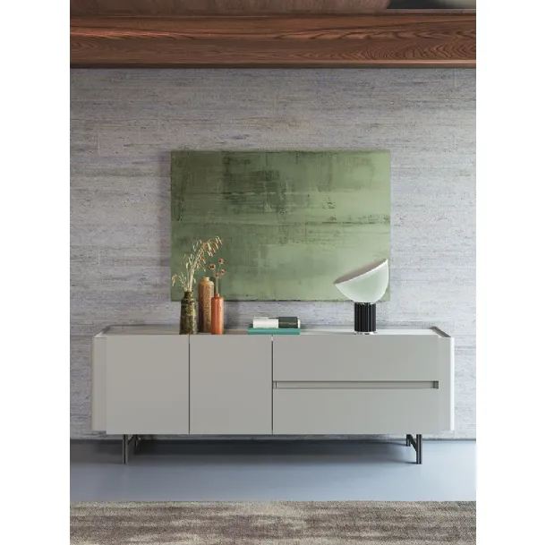 Madia Surf in laccato grigio silk con top in hpl marble sand di Astor Mobili