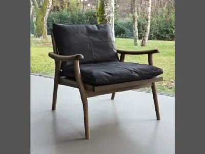 Poltroncina in pelle con struttura in legno noce Fast di Vibieffe