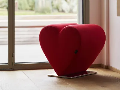 Poltroncina senza schienale a forma di cuore Love di Opinion Ciatti