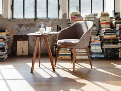 Poltroncina in tessuto con struttura in legno Opera Dining di Vibieffe