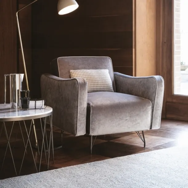 Poltroncina con piedi in metallo Pop di Vibieffe