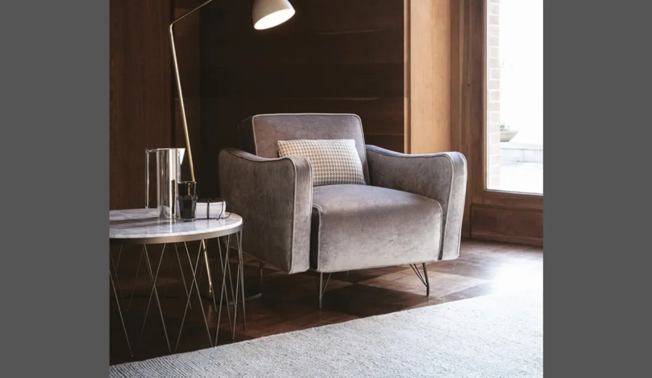 Poltroncina con piedi in metallo Pop di Vibieffe