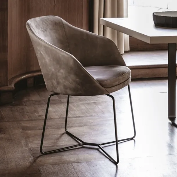 Poltroncina in tessuto con gambe in metallo finitura bronzo Ribbon di Vibieffe