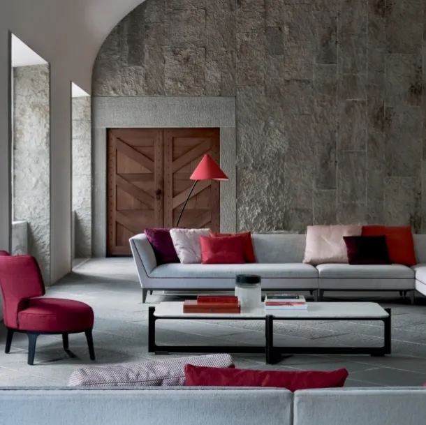 Poltroncina in tessuto con base in legno massello Drop di Flexform