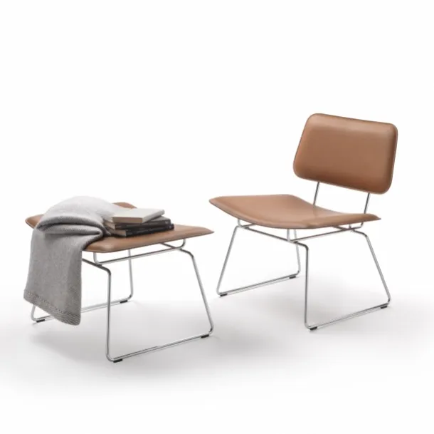 Poltroncina Echoes SH in pelle imbottita con struttura in metallo di Flexform