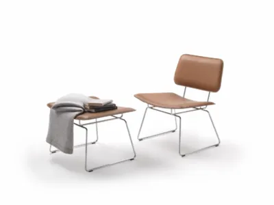 Poltroncina Echoes SH in pelle imbottita con struttura in metallo di Flexform