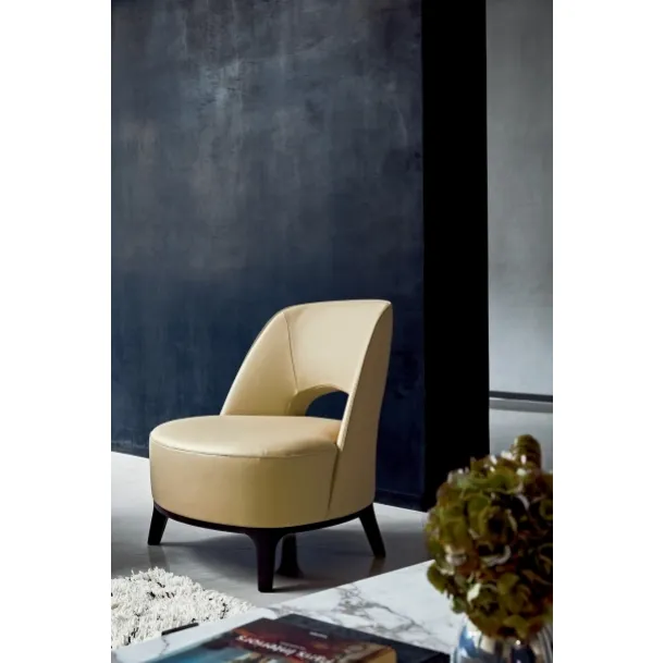 Poltroncina Ermione in pelle con base in legno massello di Flexform