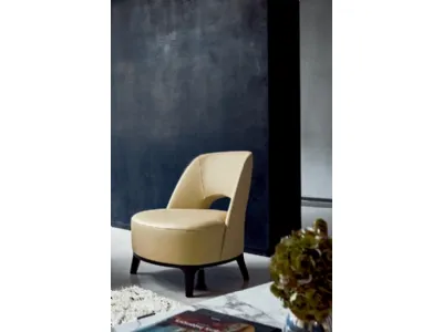 Poltroncina Ermione in pelle con base in legno massello di Flexform