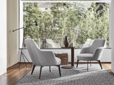 Poltrona in tessuto con gambe in legno massello Hera di Flexform