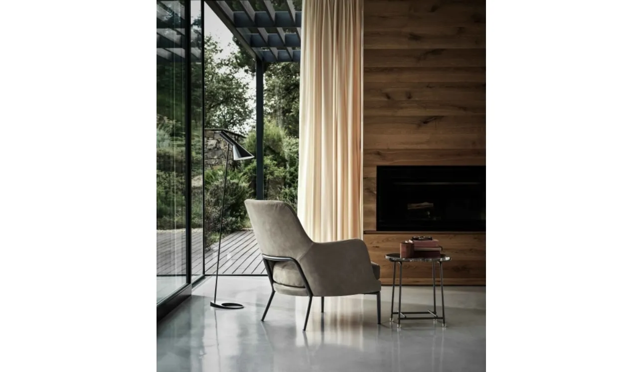 Poltrona Joyce in tessuto con base in metallo satinato di Flexform