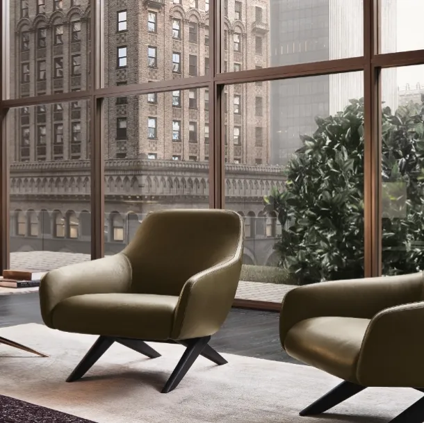 Poltroncina Marlon in pelle con gambe in olmo nero di Poliform