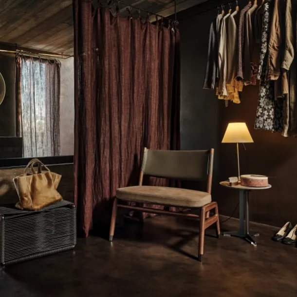 Poltroncina Ortigia SH in legno massello con schienale in cuoio e seduta in tessuto imbottito di Flexform