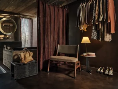 Poltroncina Ortigia SH in legno massello con schienale in cuoio e seduta in tessuto imbottito di Flexform