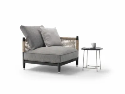 Poltroncina Parker in tessuto imbottito con struttura in legno massello e cordoncino intrecciato in paglia di fiume di Flexform