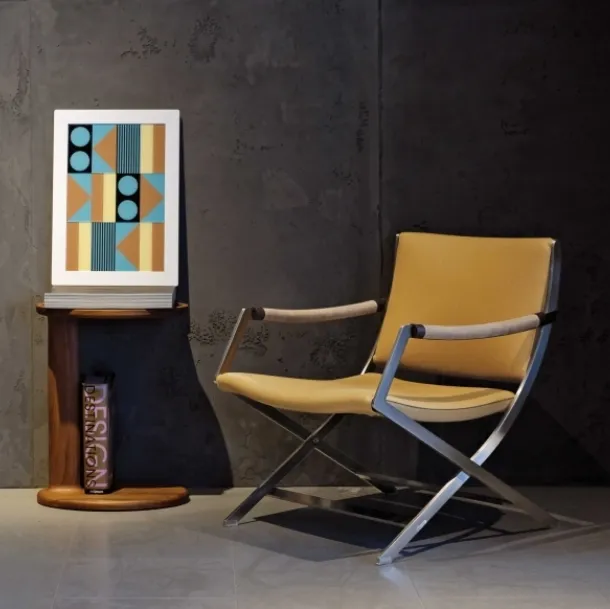 Poltroncina in pelle con struttura in metallo e braccioli in noce canaletto Paul di Flexform