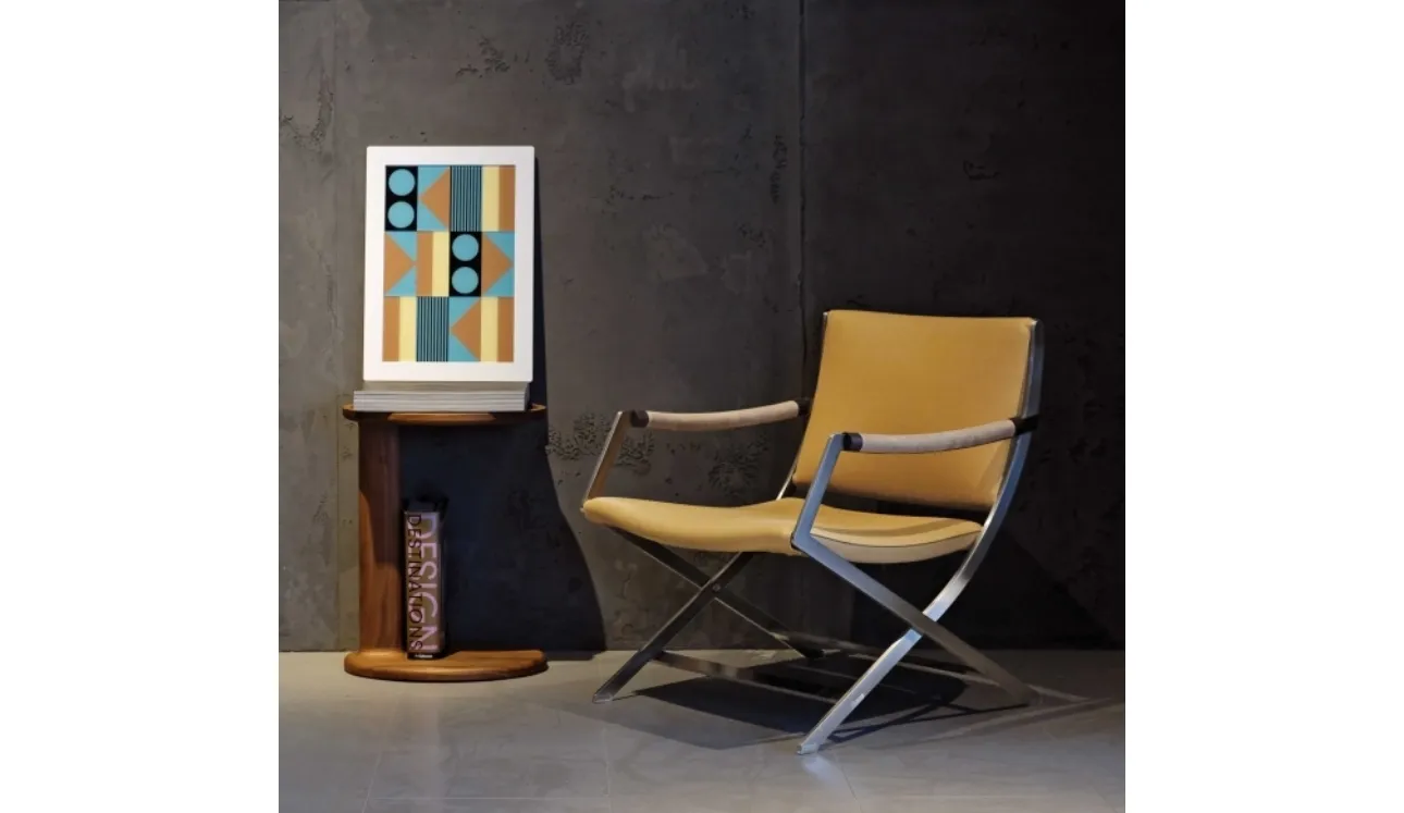 Poltroncina in pelle con struttura in metallo e braccioli in noce canaletto Paul di Flexform