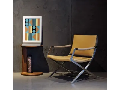 Poltroncina in pelle con struttura in metallo e braccioli in noce canaletto Paul di Flexform