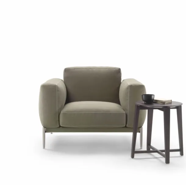 Poltroncina Romeo Compact in tessuto imbottito con piedi in alluminio di Flexform