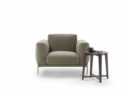 Poltroncina Romeo Compact in tessuto imbottito e piedi in metallo di Flexform