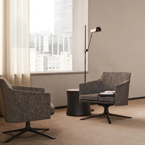 Poltroncina Stanford in tessuto con basamento girevole in nickel brown lucido di Poliform