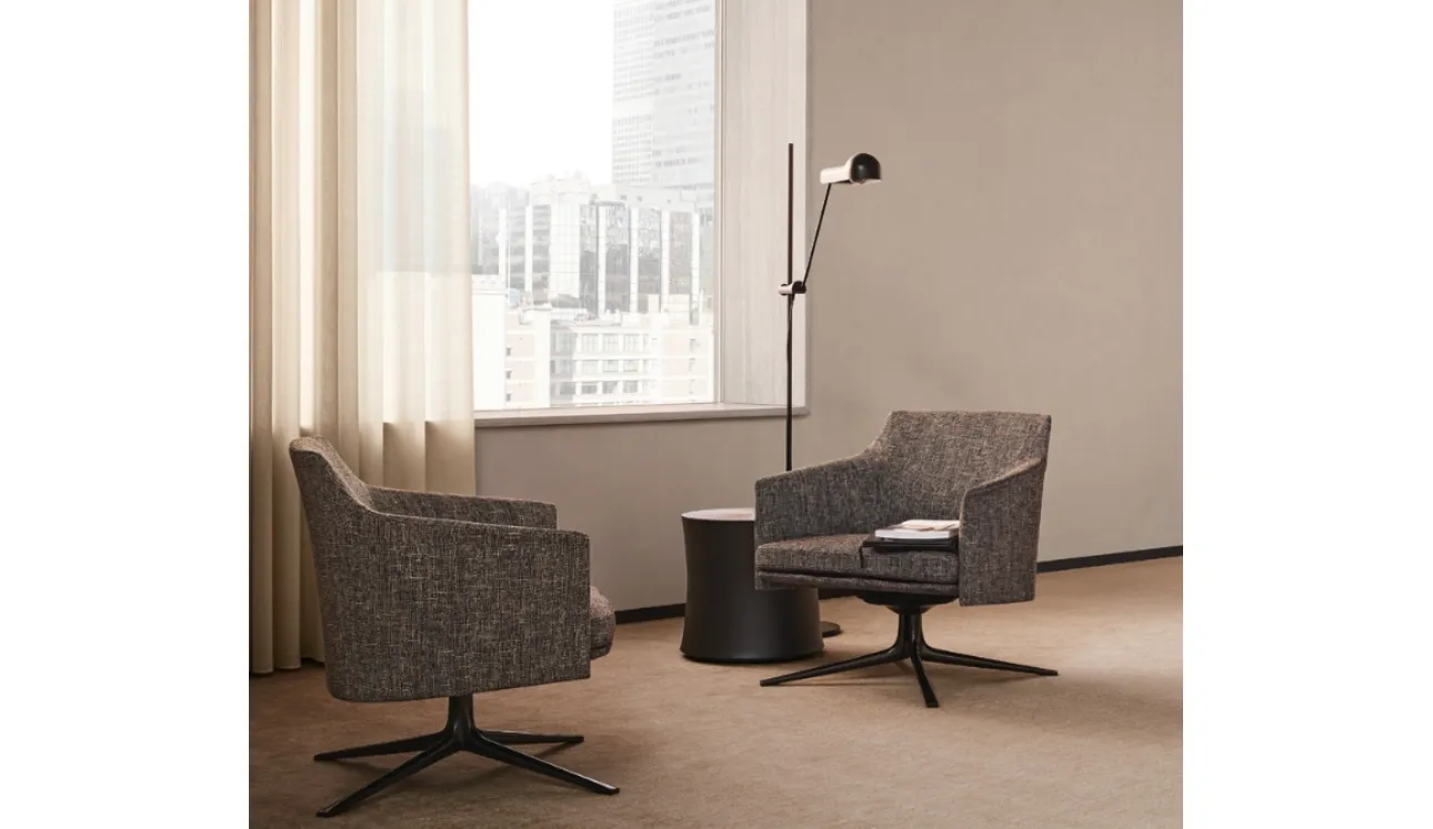 Poltroncina Stanford in tessuto con basamento girevole in nickel brown lucido di Poliform