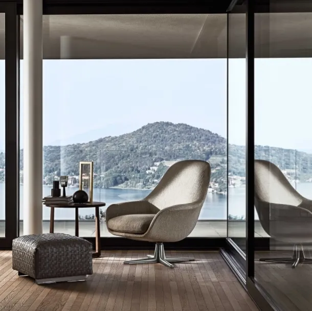 Poltrona Sveva Soft in tessuto imbottito con base girevole in alluminio di Flexform