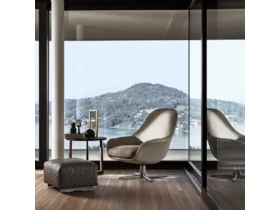 Poltrona Sveva Soft in tessuto imbottito con base girevole in alluminio di Flexform