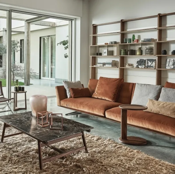 Divano lineare in tessuto con base in metallo rivestita in cuoio Evergreen di Flexform